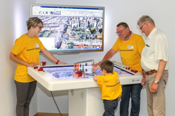 Stadtplanung interaktiv und in 3-D: Menschen unterschiedlicher Generationen und Professionen planen im hessischen Projekt „AktVis" eine flächenschonende kommunale Entwicklung.