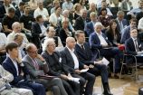 Agendakonferenz "Wege zur Mobilitätswende" am 22. und 23. Juni 2017 in Berlin Mobilität und urbaner Verkehr befinden sich derzeit in einem dynamischen Wandel. In den Städten entstehen zum einen vielfältige neue Mobilitätsdienstleistungen und Verkehrsangebote, zum anderen verändern sich Mobilitätsmuster und Rahmenbedingungen der Mobilität. Dieser Wandel der Mobilitätswelt erfordert eine verstärkte Einbindung der Forschung, um diesen Wandel mit zu gestalten. Das Bundesministerium für Bildung und Forschung (BMBF) führt daher im Jahr 2017 einen Agendaprozess „Nachhaltige urbane Mobilität" durch. Dieser erfolgt unter Mitwirkung des Bundesministeriums für Verkehr und digitale Infrastruktur (BMVI).
Im Rahmen dieses Prozesses diskutierten 300 Expertinnen und Experten aus Wissenschaft, Wirtschaft, Politik und Zivilgesellschaft auf der "Agendakonferenz: Wege zur Mobilitätswende" über Forschungs- und Umsetzungsbedarfe für eine nachhaltige Entwicklung von Mobilität in Städten.