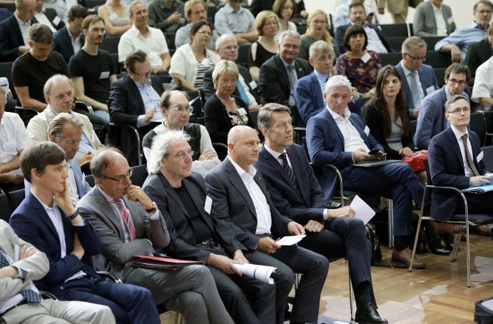 Agendakonferenz "Wege zur Mobilitätswende" am 22. und 23. Juni 2017 in Berlin Mobilität und urbaner Verkehr befinden sich derzeit in einem dynamischen Wandel. In den Städten entstehen zum einen vielfältige neue Mobilitätsdienstleistungen und Verkehrsangebote, zum anderen verändern sich Mobilitätsmuster und Rahmenbedingungen der Mobilität. Dieser Wandel der Mobilitätswelt erfordert eine verstärkte Einbindung der Forschung, um diesen Wandel mit zu gestalten. Das Bundesministerium für Bildung und Forschung (BMBF) führt daher im Jahr 2017 einen Agendaprozess „Nachhaltige urbane Mobilität" durch. Dieser erfolgt unter Mitwirkung des Bundesministeriums für Verkehr und digitale Infrastruktur (BMVI).
Im Rahmen dieses Prozesses diskutierten 300 Expertinnen und Experten aus Wissenschaft, Wirtschaft, Politik und Zivilgesellschaft auf der "Agendakonferenz: Wege zur Mobilitätswende" über Forschungs- und Umsetzungsbedarfe für eine nachhaltige Entwicklung von Mobilität in Städten.