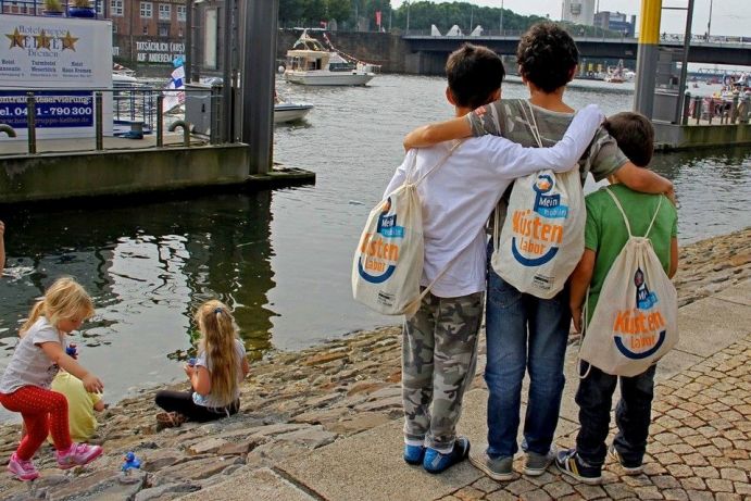 Kinder auf Entdeckertour mit dem Mobilen Küstenlabor