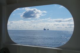 Neue Studie belegt Methan-Leckagen rund um Bohrlöcher in der Nordsee. Bohrlöcher in der Nordsee könnten eine deutlich größere Quelle von Methan, einem starken Treibhausgas, sein als bisher angenommen. Das zeigt eine Studie, die Forschende des GEOMAR Helmholtz-Zentrums für Ozeanforschung Kiel jetzt in der internationalen Fachzeitschrift Environmental Science &amp; Technology veröffentlicht haben. Demnach treten aus den die Bohrungen umgebenden Sedimenten große Mengen Methan aus, vermutlich über lange Zeiträume.