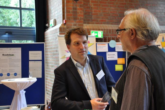 Roadshow als Gespräch: Praxiserprobte Forschungsergebnisse präsentiert die Veranstaltung in Schwerin. Roadshow als Gespräch: Praxiserprobte Forschungsergebnisse präsentiert die Veranstaltung in Schwerin.