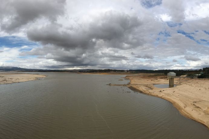 Stausee in Südafrika im März 2018 - Die Wasservorräte sind auf Grund der anhaltenden Dürre fast aufgebraucht Südafrika ist zur Zeit von einer starken und anhaltenden Dürre betroffen, die sogar die Trinkwasserversorgung großer Städte gefährdet. Das Projekt GlobeDrought führt gegenwärtig eine detaillierte Analyse von Dürrerisiken in der Region durch.