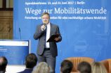 Moderator Peter Schwierz (Chefredakteur bei electrive.net) auf der Agendakonferenz "Wege zur Mobilitätswende" am 22. und 23. Juni 2017 in Berlin Mobilität und urbaner Verkehr befinden sich derzeit in einem dynamischen Wandel. In den Städten entstehen zum einen vielfältige neue Mobilitätsdienstleistungen und Verkehrsangebote, zum anderen verändern sich Mobilitätsmuster und Rahmenbedingungen der Mobilität. Dieser Wandel der Mobilitätswelt erfordert eine verstärkte Einbindung der Forschung, um diesen Wandel mit zu gestalten. Das Bundesministerium für Bildung und Forschung (BMBF) führt daher im Jahr 2017 einen Agendaprozess „Nachhaltige urbane Mobilität" durch. Dieser erfolgt unter Mitwirkung des Bundesministeriums für Verkehr und digitale Infrastruktur (BMVI).
Im Rahmen dieses Prozesses diskutierten 300 Expertinnen und Experten aus Wissenschaft, Wirtschaft, Politik und Zivilgesellschaft auf der "Agendakonferenz: Wege zur Mobilitätswende" über Forschungs- und Umsetzungsbedarfe für eine nachhaltige Entwicklung von Mobilität in Städten.