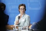 Sibylle Benning (MdB, Fraktion CDU / CSU) auf der Agendakonferenz "Wege zur Mobilitätswende" am 22. und 23. Juni 2017 in Berlin Mobilität und urbaner Verkehr befinden sich derzeit in einem dynamischen Wandel. In den Städten entstehen zum einen vielfältige neue Mobilitätsdienstleistungen und Verkehrsangebote, zum anderen verändern sich Mobilitätsmuster und Rahmenbedingungen der Mobilität. Dieser Wandel der Mobilitätswelt erfordert eine verstärkte Einbindung der Forschung, um diesen Wandel mit zu gestalten. Das Bundesministerium für Bildung und Forschung (BMBF) führt daher im Jahr 2017 einen Agendaprozess „Nachhaltige urbane Mobilität" durch. Dieser erfolgt unter Mitwirkung des Bundesministeriums für Verkehr und digitale Infrastruktur (BMVI).
Im Rahmen dieses Prozesses diskutierten 300 Expertinnen und Experten aus Wissenschaft, Wirtschaft, Politik und Zivilgesellschaft auf der "Agendakonferenz: Wege zur Mobilitätswende" über Forschungs- und Umsetzungsbedarfe für eine nachhaltige Entwicklung von Mobilität in Städten.