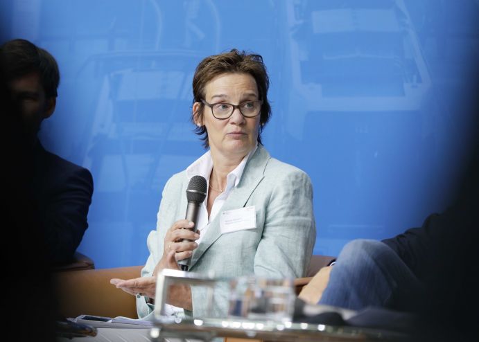 Sibylle Benning (MdB, Fraktion CDU / CSU) auf der Agendakonferenz "Wege zur Mobilitätswende" am 22. und 23. Juni 2017 in Berlin Mobilität und urbaner Verkehr befinden sich derzeit in einem dynamischen Wandel. In den Städten entstehen zum einen vielfältige neue Mobilitätsdienstleistungen und Verkehrsangebote, zum anderen verändern sich Mobilitätsmuster und Rahmenbedingungen der Mobilität. Dieser Wandel der Mobilitätswelt erfordert eine verstärkte Einbindung der Forschung, um diesen Wandel mit zu gestalten. Das Bundesministerium für Bildung und Forschung (BMBF) führt daher im Jahr 2017 einen Agendaprozess „Nachhaltige urbane Mobilität" durch. Dieser erfolgt unter Mitwirkung des Bundesministeriums für Verkehr und digitale Infrastruktur (BMVI).
Im Rahmen dieses Prozesses diskutierten 300 Expertinnen und Experten aus Wissenschaft, Wirtschaft, Politik und Zivilgesellschaft auf der "Agendakonferenz: Wege zur Mobilitätswende" über Forschungs- und Umsetzungsbedarfe für eine nachhaltige Entwicklung von Mobilität in Städten.