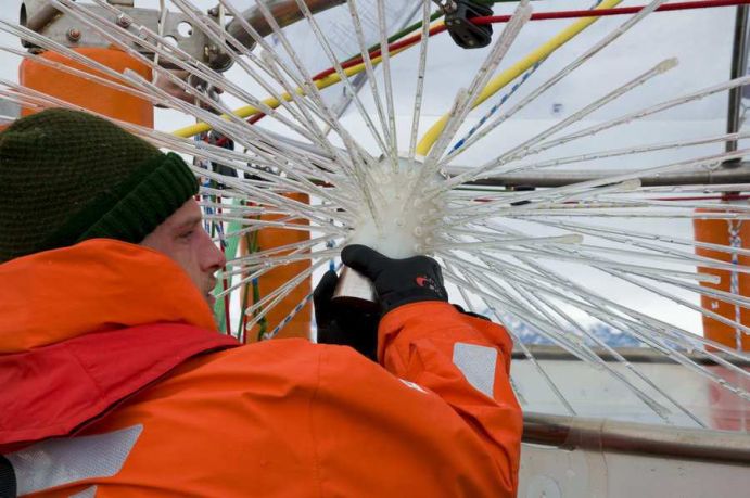 Um zukünftige Lebensbedingungen zu simulieren, setzen die Forscher den Mesokosmen mit Kohlendioxid angereichertes Wasser zu.  Das Experiment fand im Rahmen des Konsortiums 1 "Pelalgische Ökosysteme" statt, einem Teilprojekt von BIOACID. Dieses untersucht ökologische, biogeochemische und evolutionäre Reaktionen&nbsp; von pelalgischen Ökosystemen unter Ozeanversauerung. Hintergrund des Langzeit-Experiments war die Frage, wie komplexe Lebensgemeinschaften auf Ozeanversauerung reagieren und ob sie sich über längere Zeiträume an die neuen Umweltbedingungen anpassen können.  Weitere Informationen zum Experiment finden Sie hier.  Das Projekt BIOACID II wird innerhalb der Meeresforschung über das BMBF-Rahmenprogramm Forschung für Nachhaltige Entwicklungen (FONA) gefördert. Die zweite Phase läuft seit September 2012 für drei Jahre und wird vom GEOMAR Helmholtz-Zentrum für Ozeanforschung Kiel koordiniert. Das Projekt erforscht die Ozeanversauerung, die sich laut aktuellem wissenschaftlichem Stand eine ernsthafte Bedrohung fu&#776;r Meeresorganismen und –o&#776;kosysteme entwickeln kann. Ziel ist es die Kette von biologischen Mechanismen, u&#776;ber Reaktionen von Organismen, zu deren Auswirkungen auf Nahrungsnetze und O&#776;kosysteme, bis hin zu den o&#776;konomischen Konsequenzen zu erfassen und besser zu verstehen.  Mehr Informationen zum Projekt finden Sie hier und unter http://www.bioacid.de/