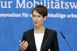 Sylvia Lier (Deutsche Bahn Connect | DB FuhrparkService) auf der Agendakonferenz "Wege zur Mobilitätswende" am 22. und 23. Juni 2017 in Berlin Mobilität und urbaner Verkehr befinden sich derzeit in einem dynamischen Wandel. In den Städten entstehen zum einen vielfältige neue Mobilitätsdienstleistungen und Verkehrsangebote, zum anderen verändern sich Mobilitätsmuster und Rahmenbedingungen der Mobilität. Dieser Wandel der Mobilitätswelt erfordert eine verstärkte Einbindung der Forschung, um diesen Wandel mit zu gestalten. Das Bundesministerium für Bildung und Forschung (BMBF) führt daher im Jahr 2017 einen Agendaprozess „Nachhaltige urbane Mobilität" durch. Dieser erfolgt unter Mitwirkung des Bundesministeriums für Verkehr und digitale Infrastruktur (BMVI).
Im Rahmen dieses Prozesses diskutierten 300 Expertinnen und Experten aus Wissenschaft, Wirtschaft, Politik und Zivilgesellschaft auf der "Agendakonferenz: Wege zur Mobilitätswende" über Forschungs- und Umsetzungsbedarfe für eine nachhaltige Entwicklung von Mobilität in Städten.
