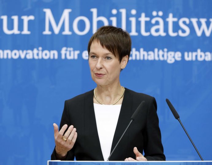 Sylvia Lier (Deutsche Bahn Connect | DB FuhrparkService) auf der Agendakonferenz "Wege zur Mobilitätswende" am 22. und 23. Juni 2017 in Berlin Mobilität und urbaner Verkehr befinden sich derzeit in einem dynamischen Wandel. In den Städten entstehen zum einen vielfältige neue Mobilitätsdienstleistungen und Verkehrsangebote, zum anderen verändern sich Mobilitätsmuster und Rahmenbedingungen der Mobilität. Dieser Wandel der Mobilitätswelt erfordert eine verstärkte Einbindung der Forschung, um diesen Wandel mit zu gestalten. Das Bundesministerium für Bildung und Forschung (BMBF) führt daher im Jahr 2017 einen Agendaprozess „Nachhaltige urbane Mobilität" durch. Dieser erfolgt unter Mitwirkung des Bundesministeriums für Verkehr und digitale Infrastruktur (BMVI).
Im Rahmen dieses Prozesses diskutierten 300 Expertinnen und Experten aus Wissenschaft, Wirtschaft, Politik und Zivilgesellschaft auf der "Agendakonferenz: Wege zur Mobilitätswende" über Forschungs- und Umsetzungsbedarfe für eine nachhaltige Entwicklung von Mobilität in Städten.