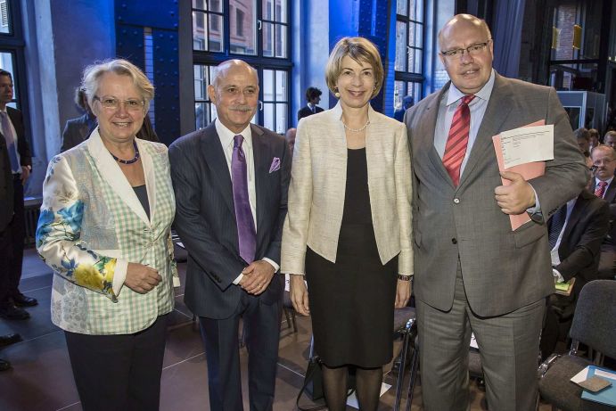 Bundesforschungsministerin Annette Schavan, CDU, Jeremy Rifkin, The Foundation on Economic Trends (USA), Barbara Kux, Mitglied des Vorstands der Siemens AG, Bundesumweltminister Peter Altmaier, CDU (v.l.)