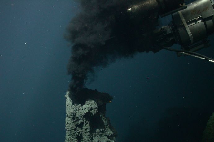 Der Unterwasserroboter ROV Quest nimmt Wasserproben an einem so genannten Schwarzen Raucher" am Meeresboden.