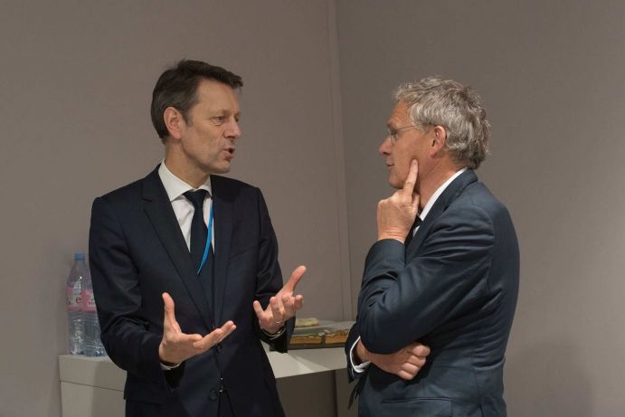 Staatssekretär Dr. Georg Schütte (BMBF) und Prof. Dr. Norbert Jürgens (SASSCAL Scientific Coordinator) Im westlichen und im südlichen Afrika entstehen zwei regionale Kompetenzzentren für Klimawandel und nachhaltiges Landmanagement - gefördert vom Bundesforschungsministerium. ). Es ist eine einzigartige Initiative in der wissenschaftlichen Entwicklungszusammenarbeit zwischen Afrika und Deutschland. Die Maxime: Forschen mit, statt in Afrika.Im südlichen Afrika entstand das zweite Kompetenzzentrum, SASSCAL (Southern African Science Service Centre for Climate Change and Adaptive Land Use), an dem sich neben Deutschland fünf Partnerländer beteiligen. Der Hauptsitz ist in Windhoek, Namibia, angesiedelt. In Angola, Botswana, Sambia und Südafrika baute SASSCAL regionale Forschungs-, Bildungs- und Servicestrukturen auf. Auch diese Institution reagiert auf die Herausforderungen des globalen Wandels und steht für Innovation und Austausch von Wissen. Damit soll die Implementierung einer anpassungsfähigen Landwirtschaft weiter vorangetrieben und eine nachhaltige wirtschaftliche Entwicklung unter den sich verändernden klimatischen Bedingungen ermöglicht werden.Die beiden Klimaforschungszentren in Afrika – SASSCAL und WASCAL – stellten ihre Forschungsarbeit auf der COP21 vor. Staatssekretär Dr. Georg Schütte eröffnete am 8.12. das Side Event und führte Gespräche mit der afrikanischen Delegation. Link zu Side Events des BMBF bei COP 21: https://www.fona.de/de/20545 