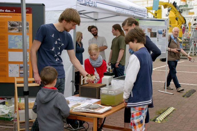 Ostseeforschung zum Anfassen: Der Ostseetag 2016 bietet zahlreiche Möglichkeiten, mit Wissenschaftlern ins Gespräch zu kommen und Neues zum "Meer vor der Haustür" aus erster Hand zu erfahren. Ostseeforschung zum Anfassen: Der Ostseetag 2016 bietet zahlreiche Möglichkeiten, mit Wissenschaftlern ins Gespräch zu kommen und Neues zum "Meer vor der Haustür" aus erster Hand zu erfahren.
