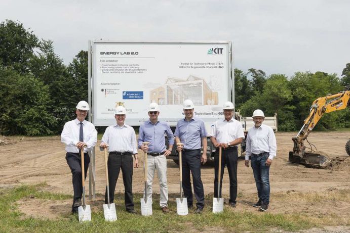 Mit dem Spatenstich beginnt die Bauphase des Energie Lab2.0, das u.a. vom BMBF gefördert wird. Mit dem Spatenstich beginnt die Bauphase des Energie Lab2.0, das u.a. vom BMBF gefördert wird.