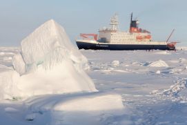 Das deutsche Forschungsschiff Polarstern in der zentralen Arktis, Aufnahme von der Sommer-Expedition 2015