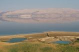 SUMAR: Sinkholes und oberirdische Quellen in der Region Samar auf der westlichen Seite des Toten Meeres, im Hintergrund ist die jordanische Seite des Toten Meeres sichtbar.
Nach dem Abschluss des SUMAR-Projektes werden die Untersuchungen inzwischen im Rahmen des Projektes DESERVE (DEad SEa Research VEnue) von den Helmholtz-Zentren KIT (Karlsruhe), GFZ (Potsdam), UFZ (Halle) und lokalen Partnern fortgeführt. Ziel der Meteorologen, Hydrogeologen, Geologen und Geophysiker ist es, die Umweltrisiken, die Wasserverfügbarkeit und den Klimawandel ganzheitlich zu betrachten, um Lösungsansätze für eine einmalige Region zu bieten, damit nicht nur die biblischen Stätten auch in Zukunft noch besucht werden können, sondern auch die Menschen in dieser Region weiterleben können.Das Projekt “Sustainable Management of Water Resources (Quantity and Quality) in the Dead Sea Area (SUMAR)” wird im FONA-Forschungsschwerpunkt „Nachhaltiges Wassermanagement“ (NaWaM) innerhalb der Fördermaßnahme IWRM (Integrated Water Resources Management) gefördert.Israel, 2010