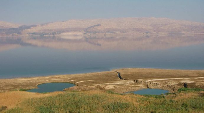 SUMAR: Sinkholes und oberirdische Quellen in der Region Samar auf der westlichen Seite des Toten Meeres, im Hintergrund ist die jordanische Seite des Toten Meeres sichtbar.
Nach dem Abschluss des SUMAR-Projektes werden die Untersuchungen inzwischen im Rahmen des Projektes DESERVE (DEad SEa Research VEnue) von den Helmholtz-Zentren KIT (Karlsruhe), GFZ (Potsdam), UFZ (Halle) und lokalen Partnern fortgeführt. Ziel der Meteorologen, Hydrogeologen, Geologen und Geophysiker ist es, die Umweltrisiken, die Wasserverfügbarkeit und den Klimawandel ganzheitlich zu betrachten, um Lösungsansätze für eine einmalige Region zu bieten, damit nicht nur die biblischen Stätten auch in Zukunft noch besucht werden können, sondern auch die Menschen in dieser Region weiterleben können.Das Projekt “Sustainable Management of Water Resources (Quantity and Quality) in the Dead Sea Area (SUMAR)” wird im FONA-Forschungsschwerpunkt „Nachhaltiges Wassermanagement“ (NaWaM) innerhalb der Fördermaßnahme IWRM (Integrated Water Resources Management) gefördert.Israel, 2010