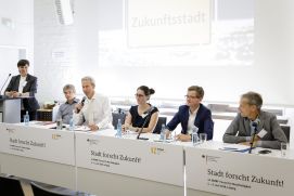 Moderatorin Sandra Wagner-Endres (Difu), Moderator Dr. Frank Betker (DLR Projekttr&auml;ger), Dr. Michael Kopatz (Wuppertal Institut), Kerstin Meyer (IAT), Frank Osterhage (ILS) und Moderator Dr. Jens Libbe (Difu)&nbsp;(v.l.n.r.) bei der Diskussion im FONA-Workshop "Urbane Produktion" am 6.6.2018 in Leipzig.