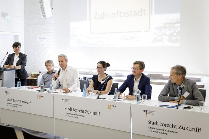 Moderatorin Sandra Wagner-Endres (Difu), Moderator Dr. Frank Betker (DLR Projektträger), Dr. Michael Kopatz (Wuppertal Institut), Kerstin Meyer (IAT), Frank Osterhage (ILS) und Moderator Dr. Jens Libbe (Difu) (v.l.n.r.) bei der Diskussion im FONA-Workshop "Urbane Produktion" am 6.6.2018 in Leipzig. Moderatorin Sandra Wagner-Endres (Difu), Moderator Dr. Frank Betker (DLR Projektträger), Dr. Michael Kopatz (Wuppertal Institut), Kerstin Meyer (IAT), Frank Osterhage (ILS) und Moderator Dr. Jens Libbe (Difu) (v.l.n.r.) bei der Diskussion im FONA-Workshop "Urbane Produktion" am 6.6.2018 in Leipzig.