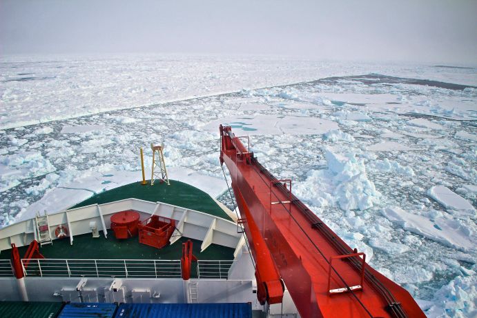 Das Forschungsschiff Polarstern bricht sich durch arktisches Meereis in der Framstraße. Am 6. Juni 2014 ist das Forschungsschiff Polarstern mit 52 wissenschaftlichen Expeditionsteilnehmerinnen und –teilnehmern von Institutionen aus fünf Ländern sowie 43 Crewmitgliedern Richtung Arktis starten. Ziel ist die Framstraße im Seegebiet zwischen Grönland und Spitzbergen.
Die Polarstern ist eines der leistungsfähigsten Polarforschungsschiffe der Welt. Eigens für die Arbeiten in den Polarmeeren konzipiert, hat sie seit 1982 bereits über 50 Expeditionen in Arktis und Antarktis abgeschlossen. Bis zu 53 Wissenschaftler arbeiten an Bord gemeinsam mit maximal 44 Crewmitgliedern zusammen. Sie erforschen die Arktis von der Atmosphäre über das Eis durch die Wassersäule bis zum Grund der Tiefsee in mehreren Kilometern Meerestiefe.Die Polarstern ist im Besitz der Bundesrepublik Deutschland, vertreten durch das Bundesministerium für Bildung und Forschung, wird betrieben vom Alfred-Wegener-Institut, dem Helmholtz-Zentrum für Polar- und Meeresforschung und von der Reederei Laeisz bereedert.