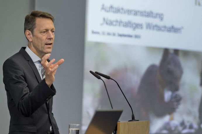 „Nachhaltiges Wirtschaften“: Auftaktveranstaltung mit Dr. Georg Schütte Auftaktveranstaltung der Fördermaßnahme „Nachhaltiges Wirtschaften“ am 15. und 16. September 2015 in Bonn: Begrüßung durch Staatssekretär Dr. Georg Schütte, Staatssekretär im BMBF.
http://www.fona.de/de/20133
