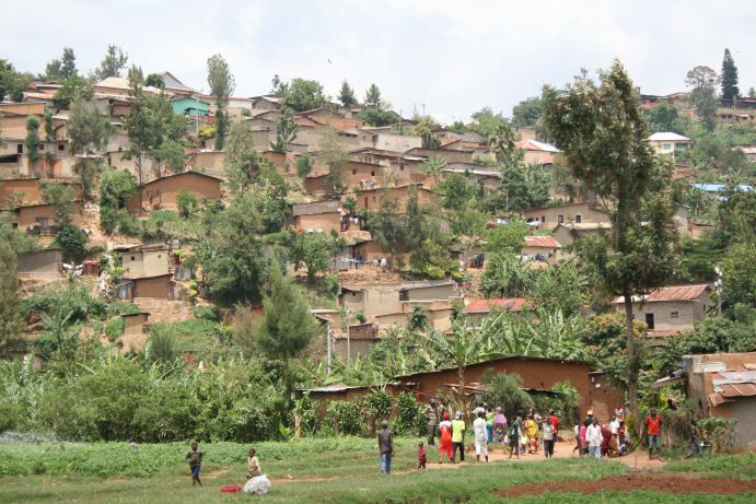 Foto von Agatare - dicht besiedelter Stadtteil auf einem der steilen H&uuml;gel in der ruandischen Hauptstadt Kigali. Die H&auml;user bestehen &uuml;berwiegend aus traditionellen Baumaterialien.