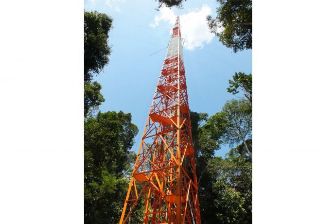 ATTO (Amazonian Tall Tower Observatory) - so heißt der 325 Meter hohe Klima-Messturm im brasilianischen Regenwald. Ausgestattet ist er mit Geräten, die täglich Daten über diverse Treibhausgase, Aerosole und Wolkeneigenschaften&nbsp;sammeln und dadurch helfen, den Klimawandel besser zu verstehen. Denn der Regenwald im Amazonasgebiet ist eines der sensibelsten Ökosysteme, und als größtes zusammenhängendes Waldareal der Welt ist er ein wichtiger CO2-Speicher. Durch seine Verdunstung hat er darüber hinaus einen enormen Einfluss auf den weltweiten Wasserkreislauf.