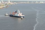 Das Forschungsschiff Polarstern verlässt seinen Heimathafen Bremerhaven Richtung Arktis Am 6. Juni 2014 ist das Forschungsschiff Polarstern mit 52 wissenschaftlichen Expeditionsteilnehmerinnen und –teilnehmern von Institutionen aus fünf Ländern sowie 43 Crewmitgliedern Richtung Arktis starten. Ziel ist die Framstraße im Seegebiet zwischen Grönland und Spitzbergen.
Die Polarstern ist eines der leistungsfähigsten Polarforschungsschiffe der Welt. Eigens für die Arbeiten in den Polarmeeren konzipiert, hat sie seit 1982 bereits über 50 Expeditionen in Arktis und Antarktis abgeschlossen. Bis zu 53 Wissenschaftler arbeiten an Bord gemeinsam mit maximal 44 Crewmitgliedern zusammen. Sie erforschen die Arktis von der Atmosphäre über das Eis durch die Wassersäule bis zum Grund der Tiefsee in mehreren Kilometern Meerestiefe.Die Polarstern ist im Besitz der Bundesrepublik Deutschland, vertreten durch das Bundesministerium für Bildung und Forschung, wird betrieben vom Alfred-Wegener-Institut, dem Helmholtz-Zentrum für Polar- und Meeresforschung und von der Reederei Laeisz bereedert.