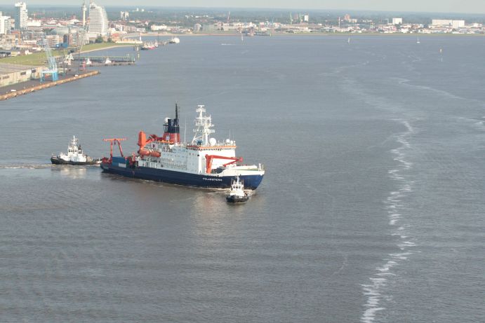 Das Forschungsschiff Polarstern verlässt seinen Heimathafen Bremerhaven Richtung Arktis Am 6. Juni 2014 ist das Forschungsschiff Polarstern mit 52 wissenschaftlichen Expeditionsteilnehmerinnen und –teilnehmern von Institutionen aus fünf Ländern sowie 43 Crewmitgliedern Richtung Arktis starten. Ziel ist die Framstraße im Seegebiet zwischen Grönland und Spitzbergen.
Die Polarstern ist eines der leistungsfähigsten Polarforschungsschiffe der Welt. Eigens für die Arbeiten in den Polarmeeren konzipiert, hat sie seit 1982 bereits über 50 Expeditionen in Arktis und Antarktis abgeschlossen. Bis zu 53 Wissenschaftler arbeiten an Bord gemeinsam mit maximal 44 Crewmitgliedern zusammen. Sie erforschen die Arktis von der Atmosphäre über das Eis durch die Wassersäule bis zum Grund der Tiefsee in mehreren Kilometern Meerestiefe.Die Polarstern ist im Besitz der Bundesrepublik Deutschland, vertreten durch das Bundesministerium für Bildung und Forschung, wird betrieben vom Alfred-Wegener-Institut, dem Helmholtz-Zentrum für Polar- und Meeresforschung und von der Reederei Laeisz bereedert.