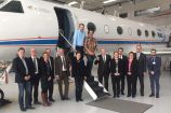 HALO Gruppenbild des Konsortium vor HALO Beim Treffen des HALO-Konsortiums kamen die Vertreter der Deutsche Forschungsgemeinschaft (DFG), der Max-Planck-Gesellschaft (MPG), des Karlsruher Institut für Technologie (KIT), des Forschungszentrum Jülich (FZJ), des Geoforschungszentrum Potsdam (GFZ), des Leibniz-Institut für Troposphärenforschung (TROPOS), des Bundesministerium für Bildung und Forschung (BMBF) und natürlich des DLR zusammen.
HALO basiert auf einem Ultra Long Range Business Jet G 550 der Firma Gulfstream. Die Kombination aus Reichweite, Flughöhe, Nutzlast und umfangreicher Instrumentierung macht das Flugzeug zu einer weltweit einzigartigen Forschungsplattform.