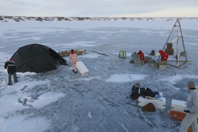 Vorbereitung einer Bohrung auf einem Thermokarst See in der Nähe von Tiksi, Jakutien, Russland. Personen: Jan Axel Kitte (GFZ), Boris Biskaborn, Jan Kahl (beide AWI Bremerhaven).