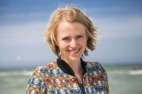 Dr. Sonja Oberbeckmann erforscht am Leibniz-Institut für Ostseeforschung Warnemünde (IOW) die Diversität und Struktur von mikrobiellen Biofilmen auf Mikroplastik Sonja Oberbeckmann, im Hintergrund das Meer.