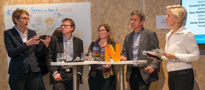 Susanne Dröge (Stiftung Wissenschaft und Politik), Bernhard Pötter (TAZ), Ellen Matthies (Uni Magdeburg), Stefan Rahmstorf (PIK) und die Moderatorin Conny Czymoch, German Science Hour „Science in times of fake news", Deutscher Pavillon, COP 23, Bonn