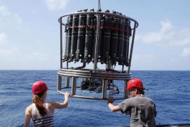 Ein Kranzwasserschöpfer wird vom Forschungsschiff METEOR aus zu Wasser gelassen. Für die aktuelle Studie haben die Autoren hunderttausende historische und aktuelle Sauerstoffmessungen ausgewertet.