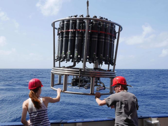 Ein Kranzwasserschöpfer wird vom Forschungsschiff METEOR aus ins Wasser gelassen. Ein Kranzwasserschöpfer wird vom Forschungsschiff METEOR aus zu Wasser gelassen. Für die aktuelle Studie haben die Autoren hunderttausende historische und aktuelle Sauerstoffmessungen ausgewertet.