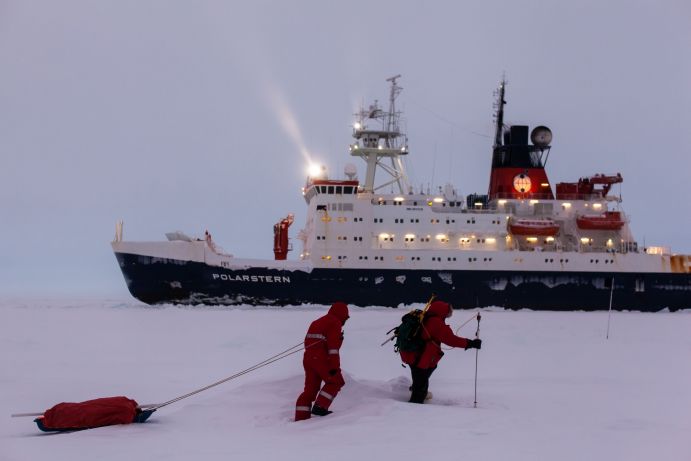 Eisstation: Wissenschaftler verschiedener Arbeitsgruppen arbeiten auf dem Meereis des Weddelmeeres Eisstation: Wissenschaftler verschiedener Arbeitsgruppen arbeiten auf dem Meereis des Weddelmeeres
