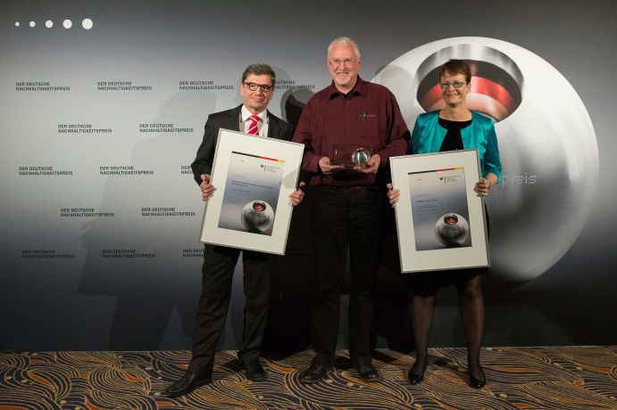 Vertreter der Top 3 des Forschungspreises "Nachhaltige Entwicklungen" Fotoinhalt (von links): Ressourcenschonendes Leichtbauverfahren für Betondecken üblicher Deckenstärke, VIP – Vorpommern Initiative Paludikultur, GLOWA Jordan River. Am 22.11.2013 verlieh das Bundesministerium für Bildung und Forschung (BMBF) im Rahmen des Deutschen Nachhaltigkeitspreises bereits zum zweiten Mal den Forschungspreis „Nachhaltige Entwicklungen". Dieses Jahr wurde das Projekt „Vorpommern Initiative Paludikultur (VIP)“ von der Universität Greifswald ausgezeichnet. Wissenschaftler der Universität haben nachgewiesen, dass die landwirtschaftliche Nutzung der Moore durchaus im Einklang mit der Natur erfolgen kann. Die Feuchtbiotope müssen dafür nicht trocken gelegt werden, sondern können in ihrem ursprünglichen Zustand genutzt werden. Georg Schütte, Staatssekretär im Bundesforschungsministerium, bezeichnete das Projekt als beispielhaft für die Forschung zur Nachhaltigkeit. Beworben hatten sich rund 70 anwendungsnahe Forschungsprojekte, die Deutschlands führende Position in den Bereichen Klima, Energie, Ressourcen- und Umwelttechnologie sowie der nachhaltiger Unternehmensführung verdeutlichen. Die Sieger wurden von einer unabhängigen Fachjury ausgewählt. Weitere Informationen zur Preisverleihung finden Sie hier.