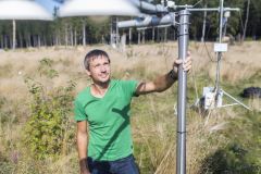 Dr. Alexander Graf bei Messuntersuchungen im Feld.