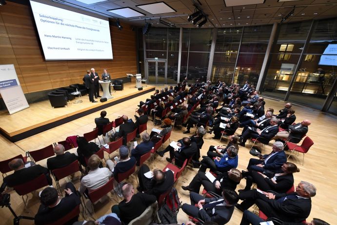Die Ergebnisse der Stellungnahme sind Mitte November auf der ESYS-Jahresveranstaltung Energie.System.Wende. in Berlin vorgestellt worden. Die Ergebnisse der Stellungnahme sind Mitte November auf der ESYS-Jahresveranstaltung Energie.System.Wende. in Berlin vorgestellt worden.