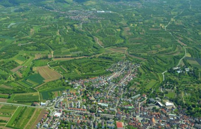 Die zunehmende Erschlie&szlig;ung des Raumes hat auch dessen Nutzung und Wahrnehmung durch die Bev&ouml;lkerung ge&auml;ndert. War man fr&uuml;her mit der Postkutsche noch drei Tage von M&uuml;nchen nach Hamburg unterwegs, sind es jetzt mit dem Zug nur noch wenige Stunden. Ein schneller Besuch lohnt sich also. Auch bisher schwer erreichbare Gebiete gewinnen an Attraktivit&auml;t durch eine gute Verkehrsanbindung. Die Folge: Gesch&uuml;tzte, noch wenig genutzte Gebiete verlieren an ihre Unber&uuml;hrtheit, weil immer mehr Menschen sie aufsuchen.Wie Menschen die Nutzung und Gestaltung des Raumes wahrnehmen, h&auml;ngt h&auml;ufig von der pers&ouml;nlichen Betroffenheit ab. Freute man sich eben noch &uuml;ber die verkehrsg&uuml;nstige Anbindung seiner Wohnung, &auml;rgert man sich wenig sp&auml;ter &uuml;ber den L&auml;rm, den andere Verkehrsteilnehmer vor der eigenen Haust&uuml;r erzeugen. Ist f&uuml;r junge Menschen das Treppensteigen oder lange Strecken kein Hindernis, wird f&uuml;r alte Menschen der Weg zur U-Bahn oder das Fehlen der Einkaufsm&ouml;glichkeiten um die Ecke zum Problem.
Sozial-&ouml;kologische Forschung bearbeitet solche Problemstellungen, da sie mit direkten oder indirekten Auswirkungen auf die Raumnutzung, also z. B. auf das Landschaftsbild, den Naturhaushalt, die Siedlungs- und Wirtschaftsstrukturen oder verschiedene Lebensstile verbunden sind. Erarbeitet wurden praxisrelevante Analysen und Handlungskonzepte, die eine sozial-&ouml;kologische Ver&auml;nderung der Raumnutzung und -gestaltung im Hinblick auf eine nachhaltige Entwicklung f&ouml;rdern.