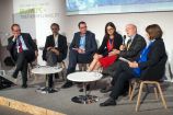 Diskussionsrunde zu den Herausforderungen an eine moderne Klimaforschung beim BMBF-Side Event „From Research to Decision Making” V.l.n.r.: Podiumsdiskussion mit Ottmar Edenhofer, PIK, Christoph Bals, Germanwatch, Gregor Laumann, DLR-PT, Grit Martinez, Ecologic Institut und Vera Stercken, Bundesforschungsministerium.
Auf dem BMBF-Side Event „From Research to Decision Making”, welches am 03.12.2015 im Rahmen der 21. Klimakonferenz (COP21) in Paris stattfand, eröffnete Karl Eugen Huthmacher (Leiter der Abteilung 7 „Zukunftsvorsorge – Forschung für Grundlagen und Nachhaltigkeit“, BMBF) die Diskussion zu den Herausforderungen an eine moderne Klimaforschung.
Im Podiumsgespräch boten Prof. Ottmar Edenhofer (IPCC Co-chair AR5 WG III) und Prof. Hans-Otto Pörtner (IPCC Co-chair AR6 WG II) Einblicke in ihre Tätigkeiten an der Wissenschaft-Politik-Schnittstelle. Grit Martinez (Ecologic Institut) zeigt den Transfer von Klimawissen am Beispiel der BMBF-Fördermaßnahme Klimzug auf. Christoph Bals (Germanwatch) formulierte die Anforderungen an eine moderne Klimaforschung aus Sicht einer Entwicklungs- und Umweltorganisation, die sich für globale Gerechtigkeit und den Erhalt von Lebensgrundlagen einsetzt.“
