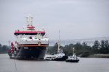Forschungsschiff SONNE: Überführung des Schiffs von der Werft zur ersten Erprobungsfahrt Das Forschungsschiff SONNE wird von praktisch allen marinen Forschungsdisziplinen als Forschungsplattform genutzt und dabei überwiegend im Pazifik eingesetzt. Das BMBF chartert das Forschungsschiff SONNE für 250 Tage pro Jahr bei der RF Forschungsschifffahrt GmbH, dem Eigner des Schiffs. Schiffszeiten und die entsprechende Projektförderung werden im Rahmen von Ausschreibungen im SONNE-Rundbrief vergeben, der zweimal jährlich erscheint.Voraussetzung für die Erforschung der Meere sind moderne Forschungsschiffe mit entsprechender wissenschaftlicher Ausrüstung. Daher beteiligt sich das Bundesministerium für Bildung und Forschung (BMBF) an den Kosten für den Bau und Betrieb von Forschungsschiffen und chartert sie.