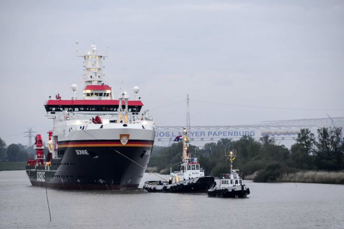 Forschungsschiff SONNE: Überführung des Schiffs von der Werft zur ersten Erprobungsfahrt Das Forschungsschiff SONNE wird von praktisch allen marinen Forschungsdisziplinen als Forschungsplattform genutzt und dabei überwiegend im Pazifik eingesetzt. Das BMBF chartert das Forschungsschiff SONNE für 250 Tage pro Jahr bei der RF Forschungsschifffahrt GmbH, dem Eigner des Schiffs. Schiffszeiten und die entsprechende Projektförderung werden im Rahmen von Ausschreibungen im SONNE-Rundbrief vergeben, der zweimal jährlich erscheint.Voraussetzung für die Erforschung der Meere sind moderne Forschungsschiffe mit entsprechender wissenschaftlicher Ausrüstung. Daher beteiligt sich das Bundesministerium für Bildung und Forschung (BMBF) an den Kosten für den Bau und Betrieb von Forschungsschiffen und chartert sie.