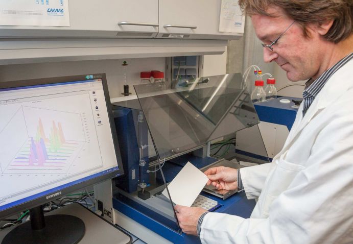 Untersuchung einer Abwasserprobe mittels Dünnschichtchromatographie im chemischen Labor der Bundesanstalt für Gewässerkunde, Koblenz, Bundesanstalt für Gewässerkunde Im Projekt "TREES - TRacking Effects of Environmental organic micro-pollutants in the Subsurface", das im Rahmen der Deutsch-Israelischen Wassertechnologie Kooperation gefördert wird, werden komplexe Wasserproben dünnschichtchromatographisch getrennt und auf der Plattenoberfläche mittels spezifischer biologischer Wirkteste z.B. zur Detektion östrogener Effekte in der Umwelt untersucht. Um die Gefahr einzustufen, die für Mensch und Umwelt von organischen Mikroverunreinigungen und deren Transformationsprodukten ausgeht, soll eine neue Nachweismethode entwickelt werden.Diese methodische Plattform wird im Rahmen des Projektes zusammen mit dem israelischen Partner von der Hebrew University weiter entwickelt.

