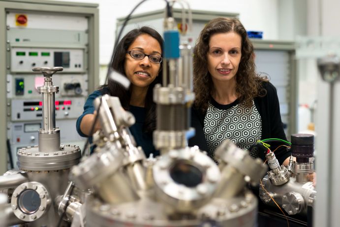 Sie forschen an neuen Katalysatoren, die Kohlendioxid umwandeln: Hemma Mistry (links) und Beatriz Roldan Cuenya. Sie forschen an neuen Katalysatoren, die Kohlendioxid umwandeln: Hemma Mistry (links) und Beatriz Roldan Cuenya.