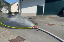 Wasser fließt aus einem Hydranten