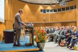 Dr. Karl Eugen Huthmacher, Leiter der Abteilung „Zukunftsvorsorge – Forschung für Grundlagen und Nachhaltigkeit“ im Bundesministerium für Bildung und Forschung, eröffnet die Konferenz Zukunftsfähige Stromnetze