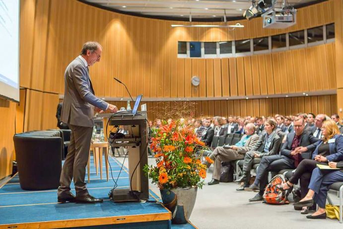 Dr. Karl Eugen Huthmacher, Leiter der Abteilung „Zukunftsvorsorge – Forschung für Grundlagen und Nachhaltigkeit“ im Bundesministerium für Bildung und Forschung, eröffnet die Konferenz Zukunftsfähige Stromnetze