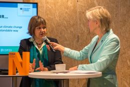 Vera Stercken (BMBF) im Gespräch mit der Moderatorin Conny Czymoch bei der German Science Hour zum Thema „The fate of greenhouse gases: the knowns and unknowns" auf dem Deutschen Pavillon (COP 23, Bonn)