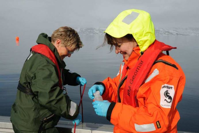 BIOACID - Sammlung von Wasserproben und Durchführung von Messungen Täglich werden an den Mesokosmen Proben gesammelt und Messungen vorgenommen. Das Experiment fand im Rahmen des Konsortiums 1 "Pelalgische Ökosysteme" statt, einem Teilprojekt von BIOACID. Dieses untersucht ökologische, biogeochemische und evolutionäre Reaktionen von pelalgischen Ökosystemen unter Ozeanversauerung. Hintergrund des Langzeit-Experiments war die Frage, wie komplexe Lebensgemeinschaften auf Ozeanversauerung reagieren und ob sie sich über längere Zeiträume an die neuen Umweltbedingungen anpassen können. Weitere Informationen zum Experiment finden Sie hier. Das Projekt BIOACID II wird innerhalb der Meeresforschung über das BMBF-Rahmenprogramm Forschung für Nachhaltige Entwicklungen (FONA) gefördert. Die zweite Phase läuft seit September 2012 für drei Jahre und wird vom GEOMAR Helmholtz-Zentrum für Ozeanforschung Kiel koordiniert. Das Projekt erforscht die Ozeanversauerung, die sich laut aktuellem wissenschaftlichem Stand eine ernsthafte Bedrohung für Meeresorganismen und –ökosysteme entwickeln kann. Ziel ist es die Kette von biologischen Mechanismen, über Reaktionen von Organismen, zu deren Auswirkungen auf Nahrungsnetze und Ökosysteme, bis hin zu den ökonomischen Konsequenzen zu erfassen und besser zu verstehen. Mehr Informationen zum Projekt finden Sie hier und unter http://www.bioacid.de/